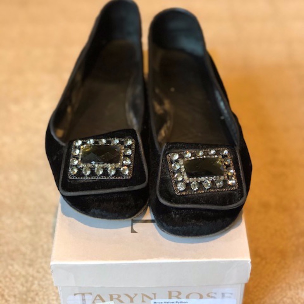 Taryn Rose black flats!
